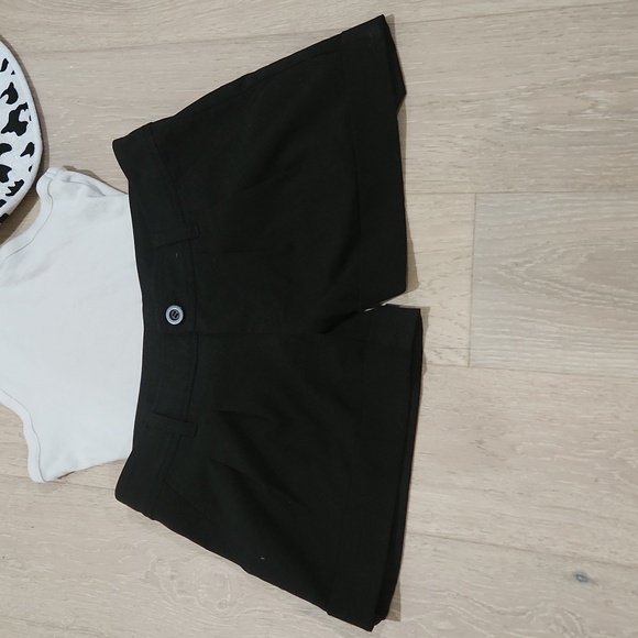 Black cuff pleated short shorts - Picture 2 of 6